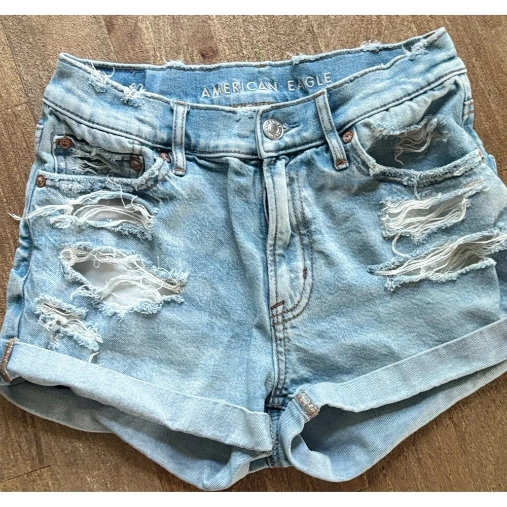 American Eagle Ladies Strigid Relaxed Short Distressed Jean Shorts Size 000